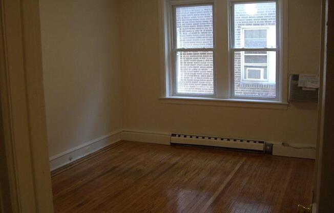 3 beds, 1 bath, 1,425 sqft, $1,595, Unit 4815-B2