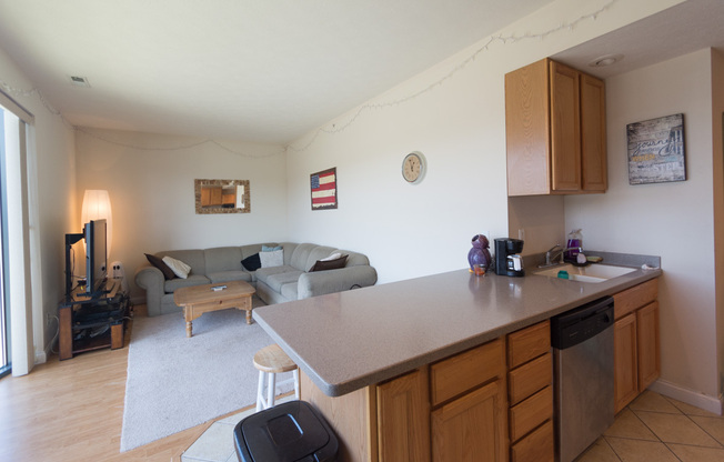 3 beds, 2 baths, $2,240, Unit 06