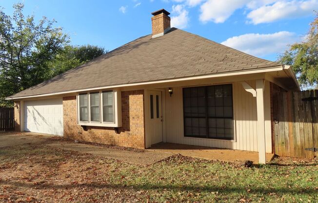 Whitehouse ISD! Handsome 3 Bedroom, 2 Bath Home