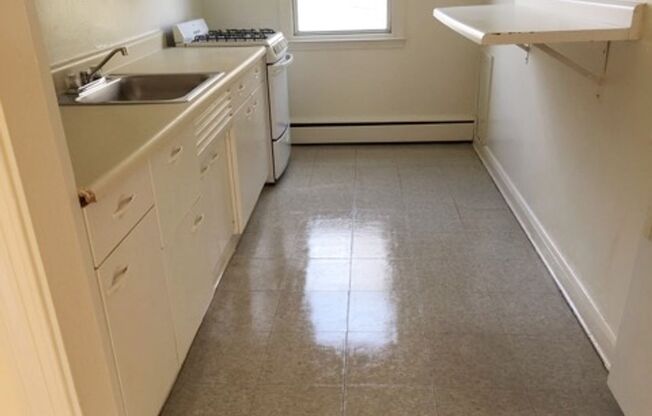 2 beds, 1 bath, 800 sqft, $1,650, Unit E22