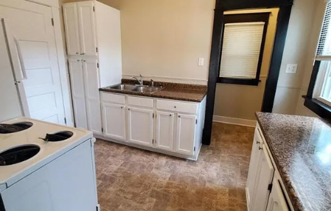 2 Bedroom Home with Detached Garage, Fenced Yard + Pet Friendly!