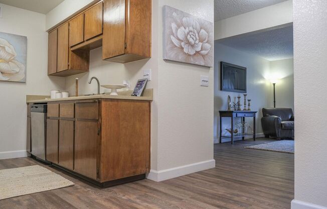 2 beds, 1 bath, 900 sqft, $1,570, Unit 1842-105