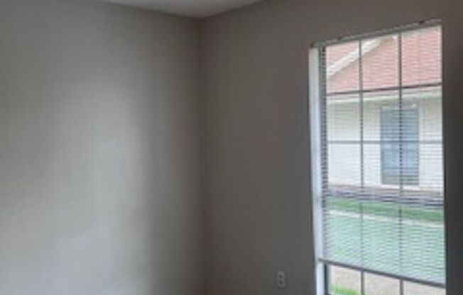 2 Bedroom Duplex/Nov Move In Special $600 Total Includes $400 Deposit