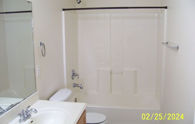 Excellent 4 bedroom in Hutto that shows like new