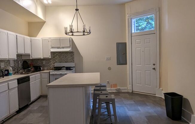 1 bed, 1 bath, $750, Unit 1609 W Grace St Unit B1