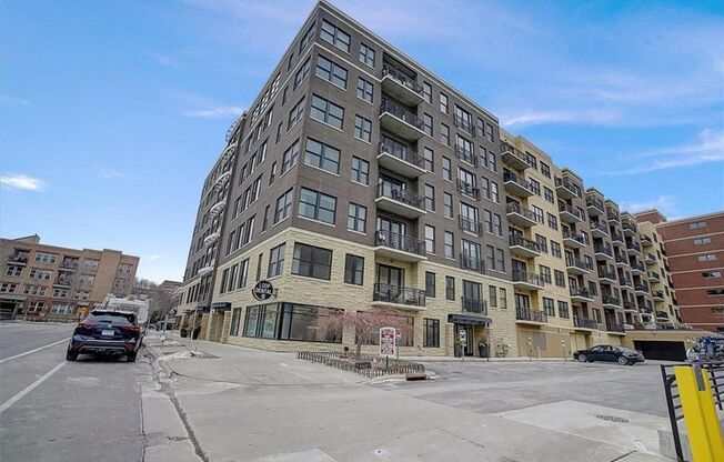 One bed, one bath loft-style condo in the Security Warehouse Lofts building of the North Loop with a beautiful view of the downtown Minneapolis skyline.