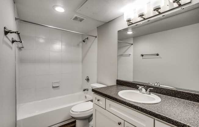 Bathroom at Bellaire Oaks Apartments, Texas, 77096