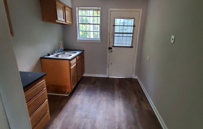 2 beds, 1 bath, 800 sqft, $695, Unit Apt 14