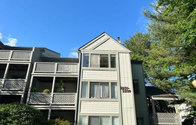 Fully Furnished And Stylish 1 Bedroom 1 Bath Condo In Hunters Crossing!