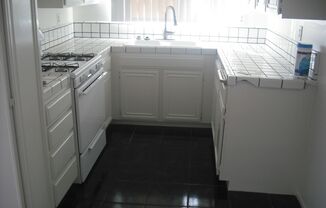 Lovely 2 bedroom Penthouse Condo with garage & pool