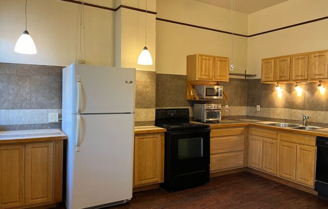 1 bed, 1 bath, 800 sqft, $1,195, Unit Apt. #1R