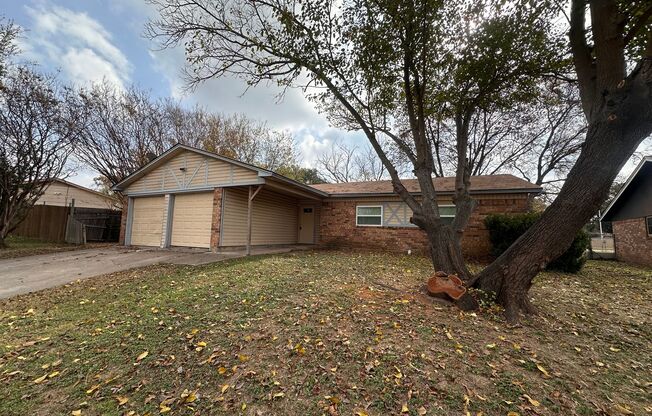 Move in ready! 3 Bedroom, 2 Full Bath Home Located in Everman.