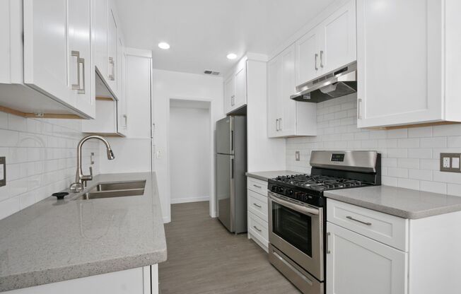 828 18th St in Santa Monica - steps to Montana Ave!