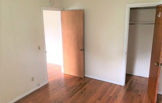 2 beds, 1 bath, $1,370, Unit B