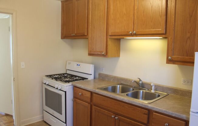 2 beds, 1 bath, $1,555, Unit 21E1
