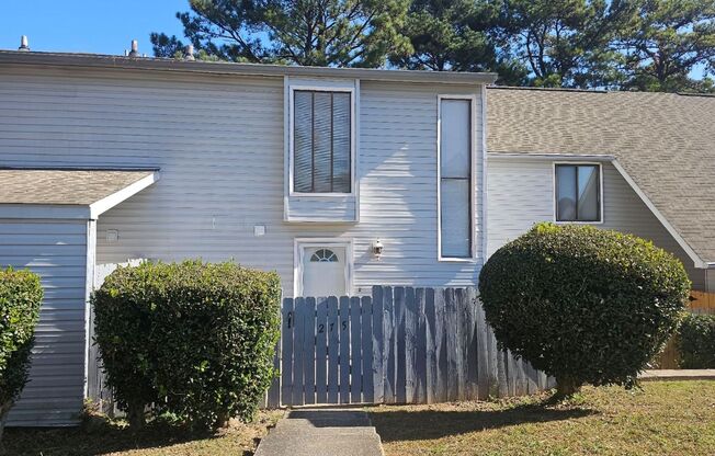 2 Bedroom, 1.5 Bathroom Townhouse Available in Jonesboro