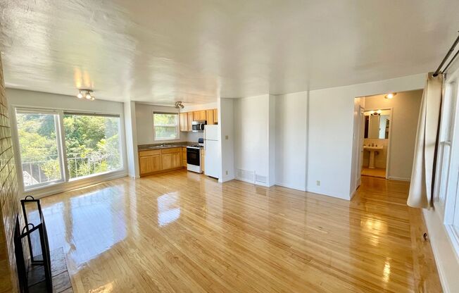 STUNNING Views! Clarendon Heights 1BR/1BA Apartment, Parking, Laundry!
