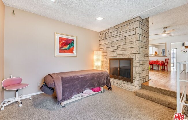 1225 N HOLLYWOOD WAY