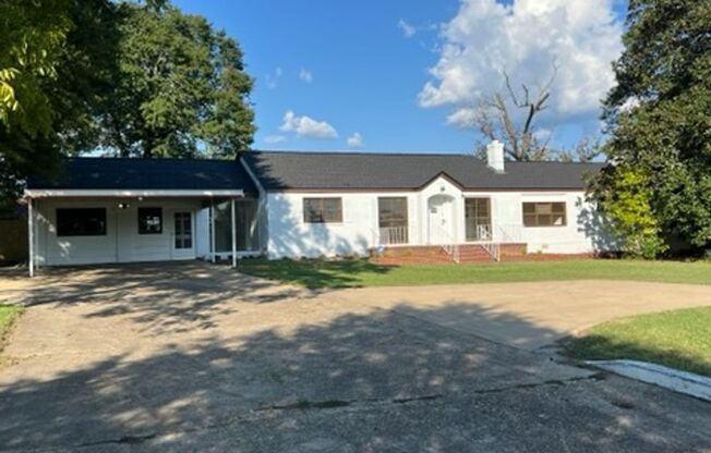 Roomy 3 bedroom/2 bath home on 1 acre in Phenix City!