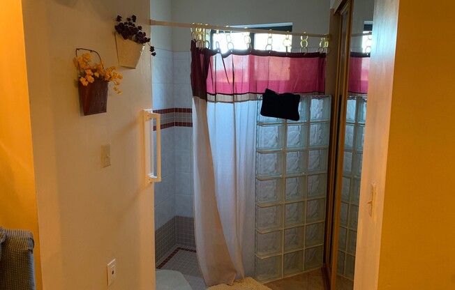 2 beds, 2 baths, $1,600