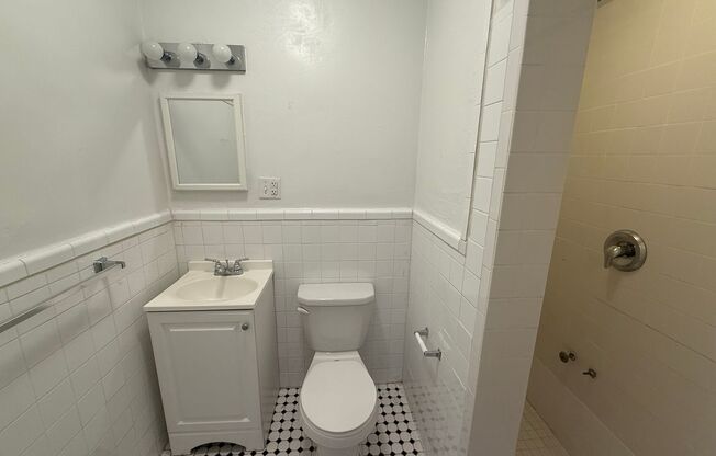Studio, 1 bath, 294 sqft, $1,175, Unit New King Edward  3B7