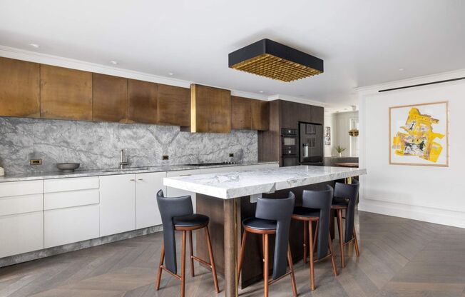 241 E 48 ST