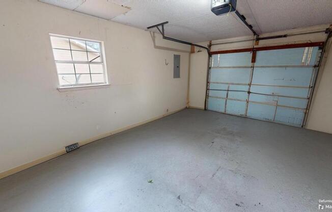 3 beds, 2 baths, 2,043 sqft, $1,700