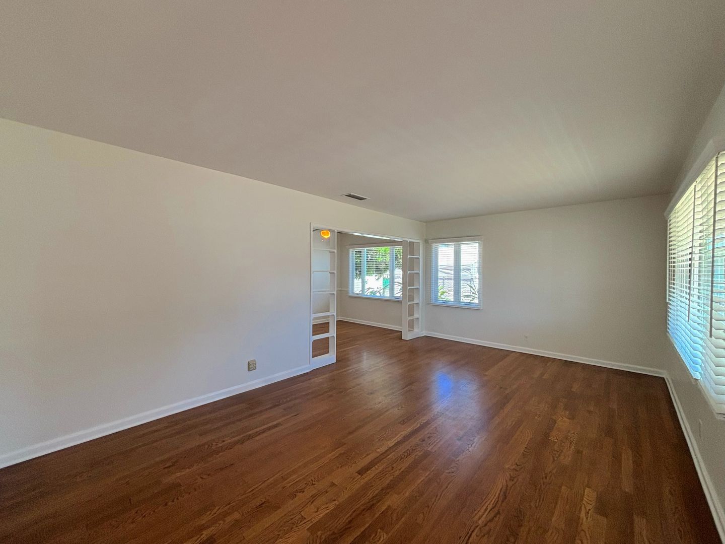 Clean and comfortable 3 bedroom available in Long Beach
