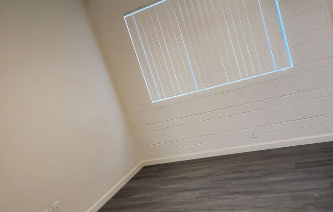 3 beds, 1 bath, 1,040 sqft, $1,739, Unit B01