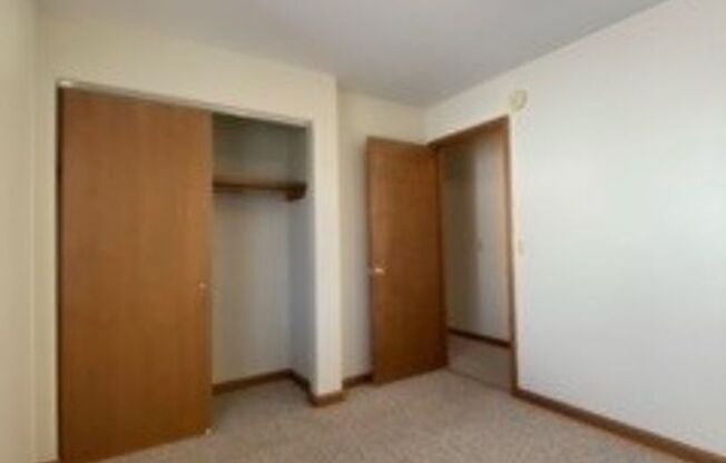 2 beds, 1 bath, $895, Unit APT. 3