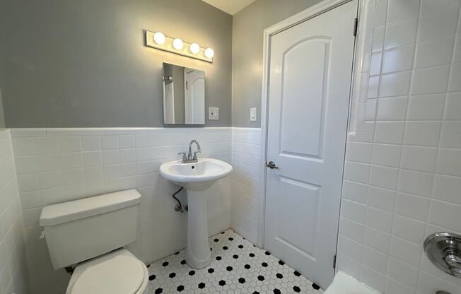 2 beds, 1 bath, 800 sqft, $1,720, Unit 6236 Fifth Ave. #202A