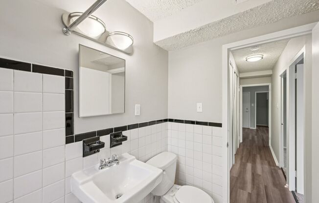 2 beds, 1 bath, 610 sqft, $850, Unit 195-03