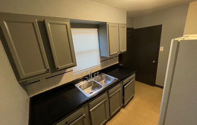 2 beds, 1 bath, $1,100