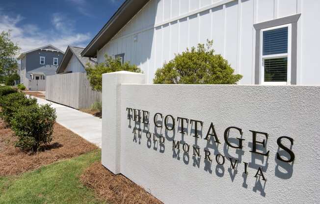 a white building with a sign that reads the gcharettes tx homelessness