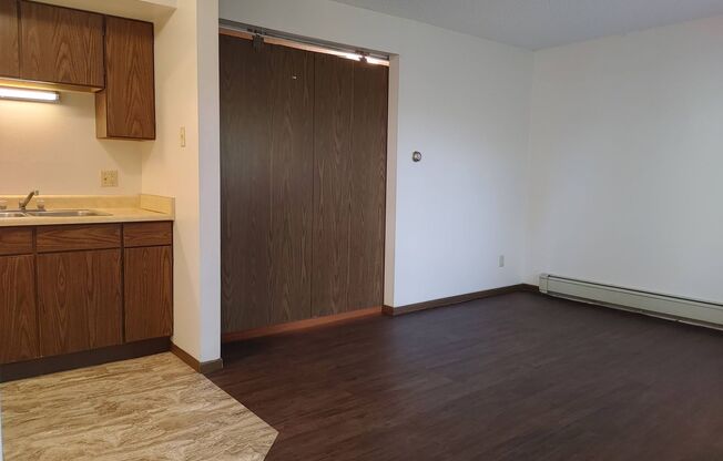 1 bed, 1 bath, $895, Unit #16