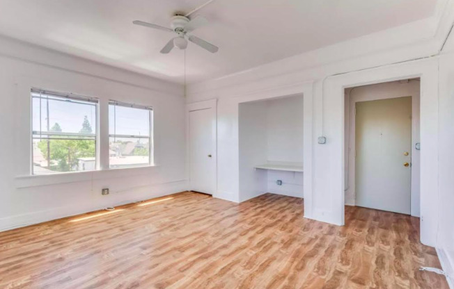 1026 W 22 ST