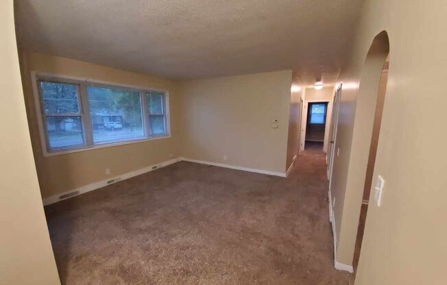 3 beds, 1 bath, 1,092 sqft, $1,595, Unit 704-House