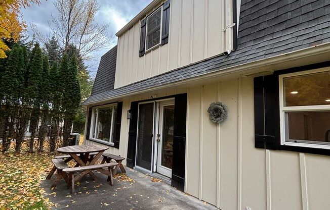 Spacious 4BR, 2.5BA home on 1.3 acres in Orchard Homes