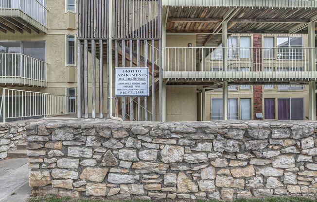 1/2 Month FREE On This 2 Bedroom 2 Bath Apartment Just Minutes From The Plaza