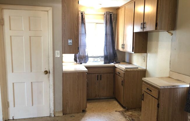 3 beds, 1 bath, $1,300