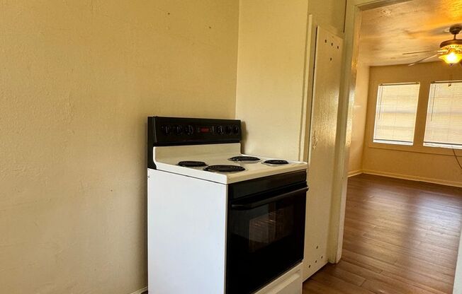 2 beds, 1 bath, $725, Unit 1