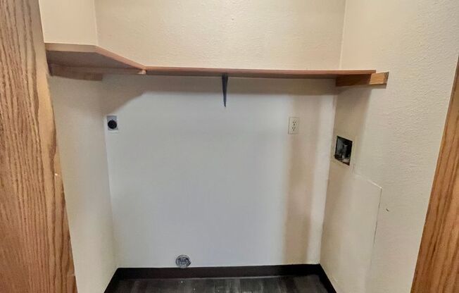 3 beds, 1.5 baths, 1,145 sqft, $1,095, Unit 300-6