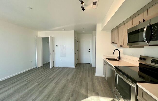 Studio, 1 bath, 450 sqft, $1,348, Unit 404