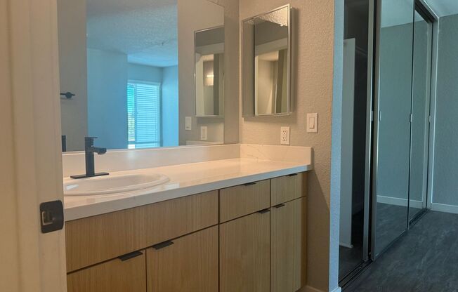 2 beds, 1 bath, 821 sqft, $2,785, Unit F037