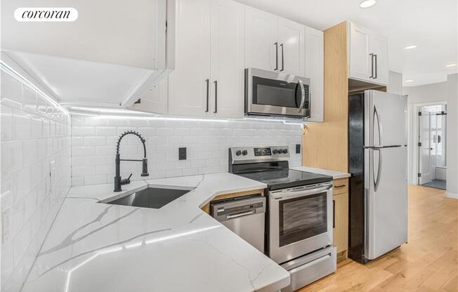 3 beds, 1 bath, $2,775, Unit PH3