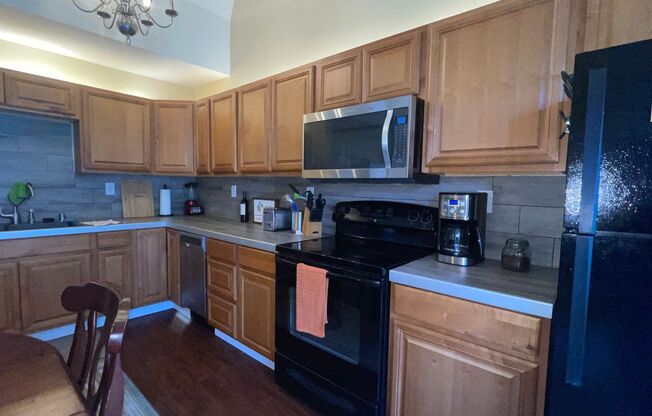 2 beds, 1 bath, $1,800, Unit unit 39C