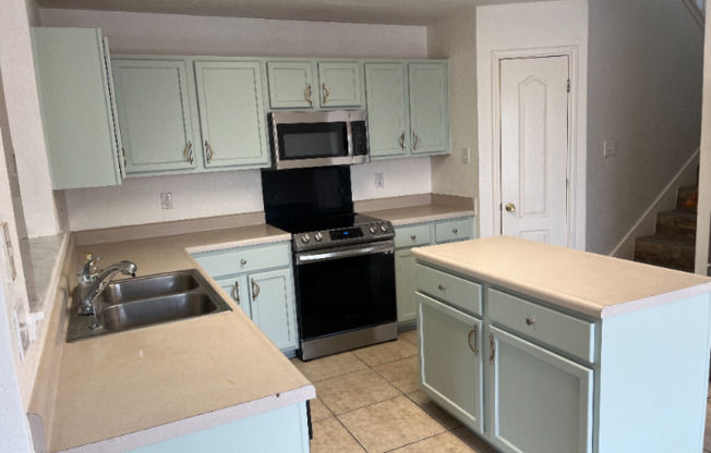 551 BRIDLE RDG