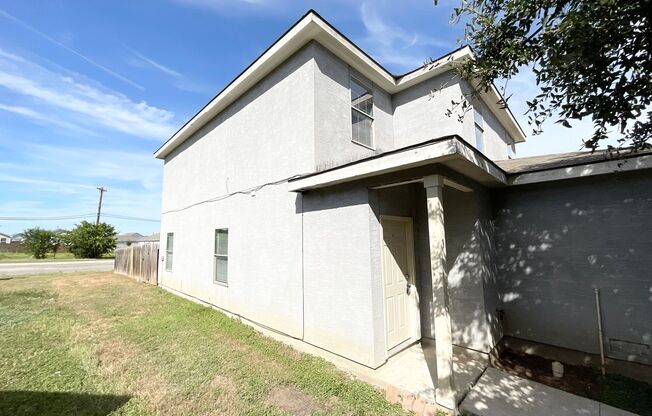 Lovely 2-story | 3-bedroom | 2.5-bath duplex | Cul-de-sac | Side yard | Great location!