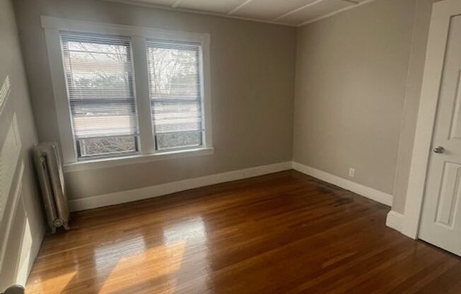 3 beds, 1 bath, $1,800, Unit 92 Woodside Unit #4R