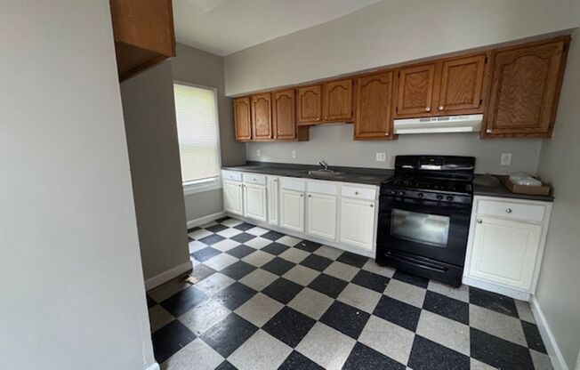 3 beds, 1 bath, $1,200, Unit 61